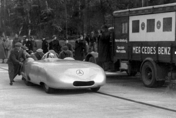 Rekordfahrten von Mercedes-Benz im Herbst 1936. Rudolf Caracciola erzielt mit dem Mercedes-Benz Zwölfzylinder-Stromlinien-Rekordwagen W 25 insgesamt fünf internationale Klassenrekorde und einen Weltrekord.